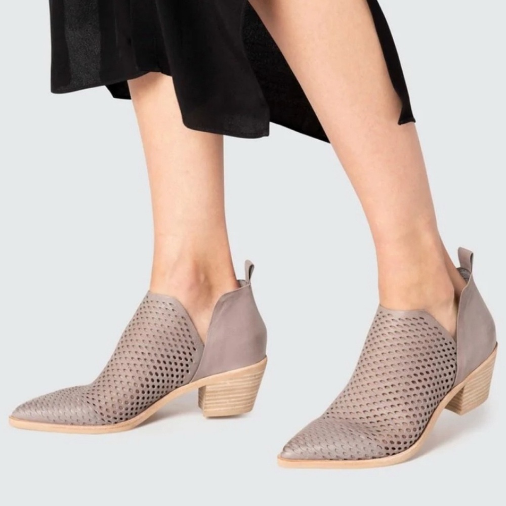 Dolce Vita Bianca Perforated Booties Sz 8 1/2 gray